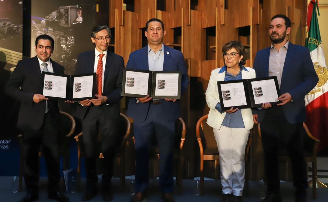 Se realiza la cancelación de timbre postal conmemorativo al 40 aniversario del canal 4 de Guanajuato en el Palacio Postal. Con la asistencia de la directora del servicio postal y el gobernador Diego Sinhue. Foto: Berenice Fregoso / EL UNIVERSAL