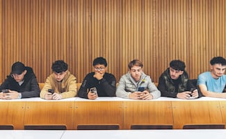 Gana terreno prohibición de celulares en clases en Europa
