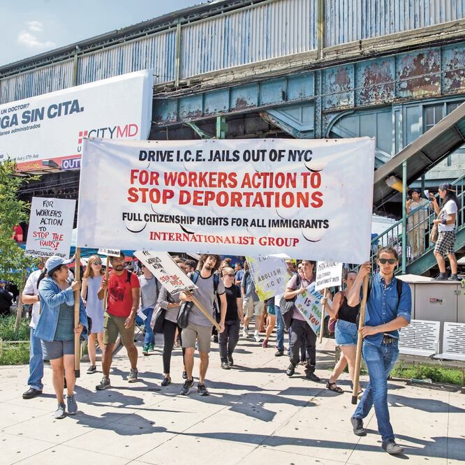 Decenas de personas se manifestaron en contra de las redadas del gobierno de Estados Unidos en Queens, Nueva York. JULIUS MOTAL. AP