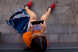 Unión Europea va por Ley KIDS; ¿Qué cambiaría con la iniciativa que busca limitar el acceso de niños a redes sociales?
