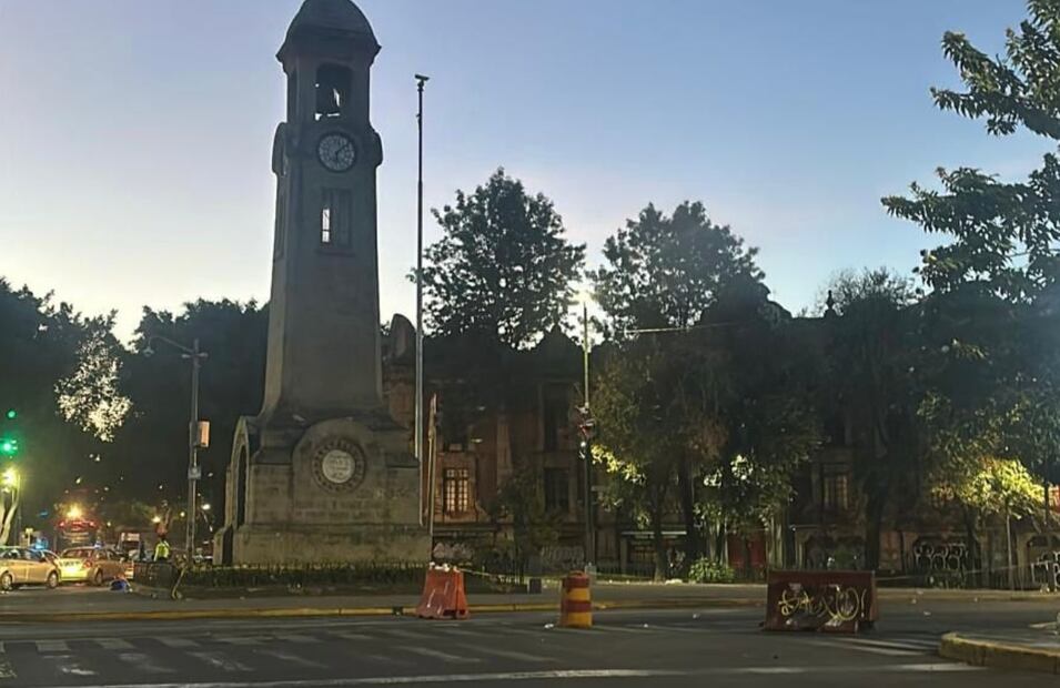 Continúa el bloqueo en Bucareli por campamento de manifestantes frente a SEGOB. Foto: Especial