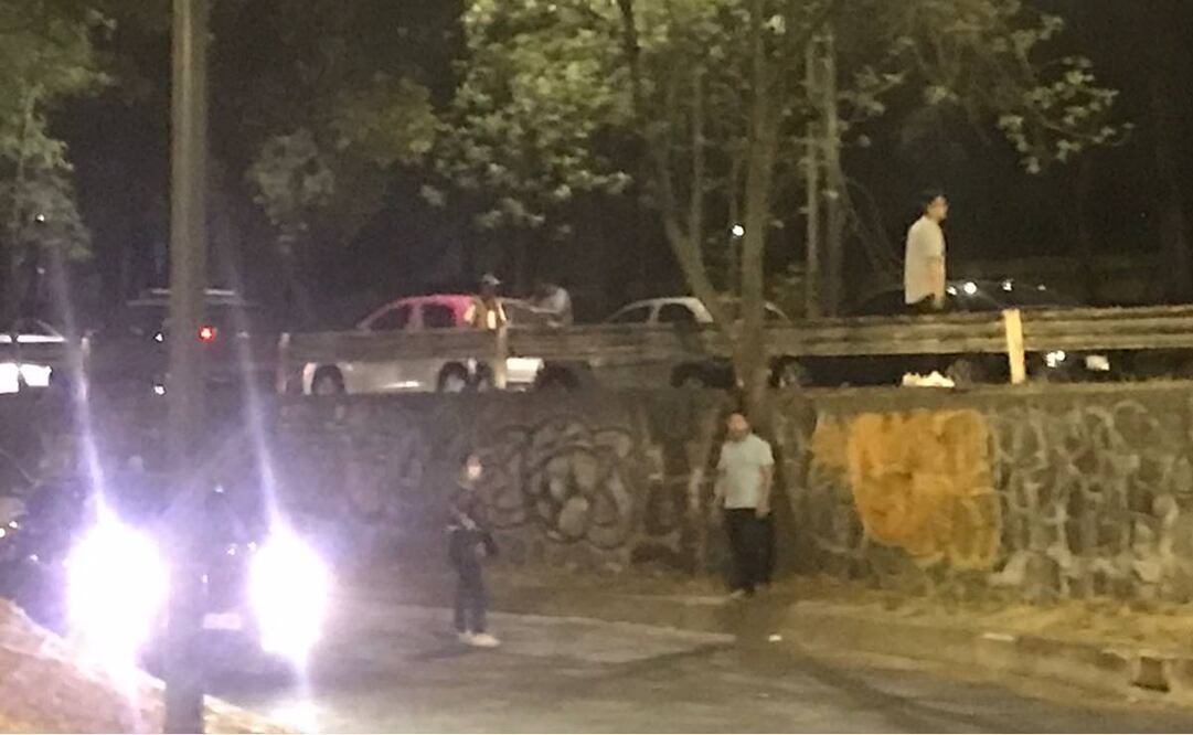 Franeleros se adueñan de calles aledañas al parque urbano Aztlán en la primera noche de su apertura. Cuatro sujetos piden hasta 70 pesos para poder estacionarse en la vía pública. Foto: Juan Carlos William / EL UNIVERSAL