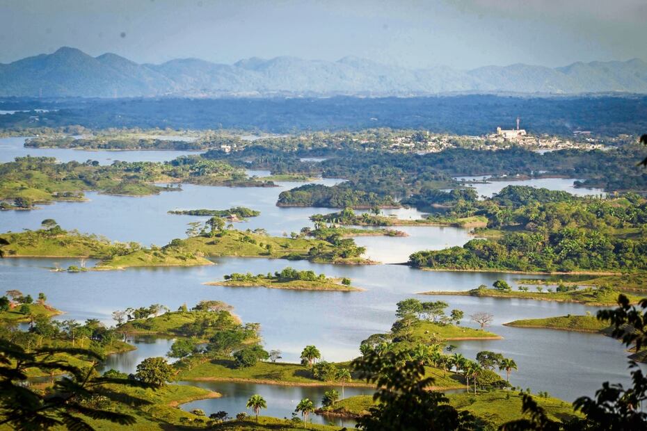 Mil Islas son riscos de montañas que sobresalen del agua de la presa que se construyó para regular el río Tonto. La zona iba a ser un gran destino turístico. Foto: Mario Arturo Martínez / El Universal