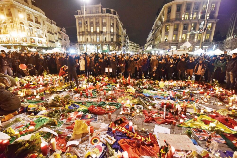 Cientos de belgas acudieron a la Plaza de la Bolsa, el miércoles pasado, en recuerdo de las víctimas que dejaron los atentados en Bruselas. (MARTIN MEISSNER. AP)