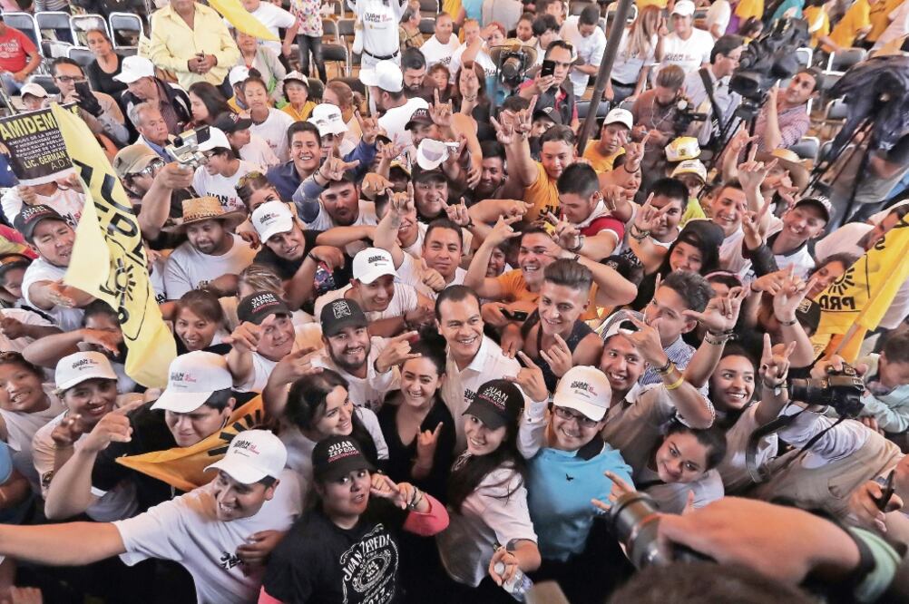 El aspirante del sol azteca ha recorrido varios municipios a pie. (ALEJANDRO ACOSTA. ELUNIVERSAL)