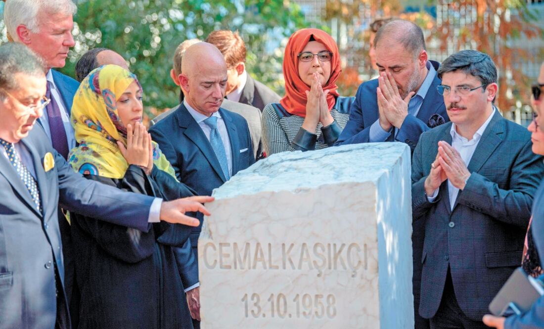 El sencillo y basto bloque de mármol blanco fue colocado en un parque, a apenas 10 metros de la puerta del consulado donde murió el periodista. Foto: BULENT KILIC. AFP