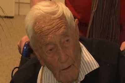 Científico australiano de 104 años muere por suicidio asistido