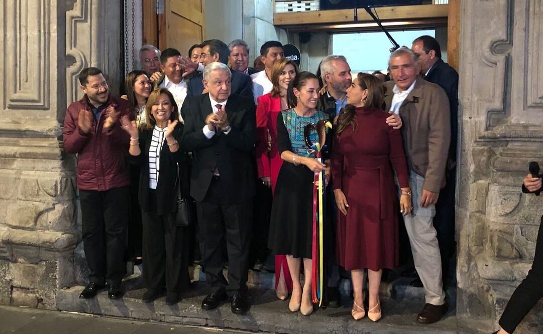 Presidente Andrés Manuel López Obrador entrega bastón de mando a Claudia Sheinbaum. Foto: Diego Simón/EL UNIVERSAL