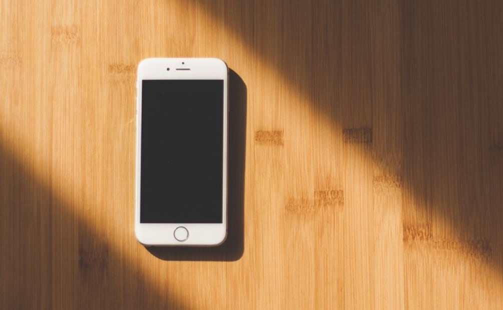Este verano, evita dejar tu celular cerca de las ventanas. Foto: Pexels