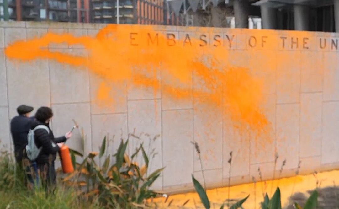 Grupo ecologista Just Stop Oil pintaron el miércoles 6 de noviembre una parte del edificio de la Embajada de Estados Unidos en Londres. Foto: Captura de video de X @JustStop_Oil