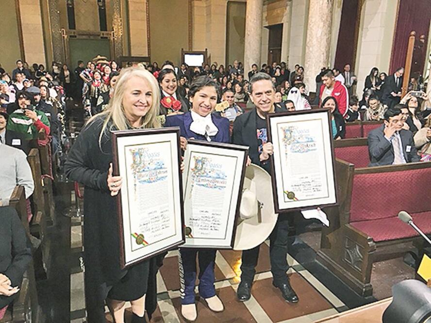 Productora, actor y director del filme recibieron la constancia (JUAN MANUEL NAVARRO. EL UNIVERSAL)