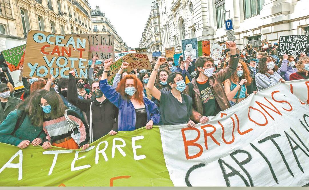 Manifestación contra el cambio climático en París. Según un informe del Consejo Nacional de Inteligencia de EU, los efectos del problema acelerarán la migración mundial. Foto: Michel Euler/ AP.