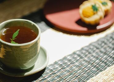 La antigua hierba que crece al alcance de tu mano y cura la indigestión