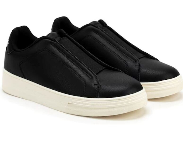 Los tenis sin cordones aportan modernidad a tus looks de oficina. Foto: Aéropostale