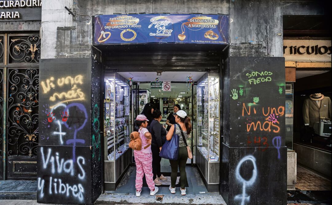 Ayer, un día después del paso de la marcha por la desaparición de los estudiantes de Ayotzinapa, aun se veían afectaciones en los negocios del Centro Histórico como pintas y vidrios rotos. Foto: Gabriel Pano / EL UNIVERSAL