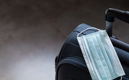 Hasta 3 mil dólares de multa por no usar cubrebocas en el avión