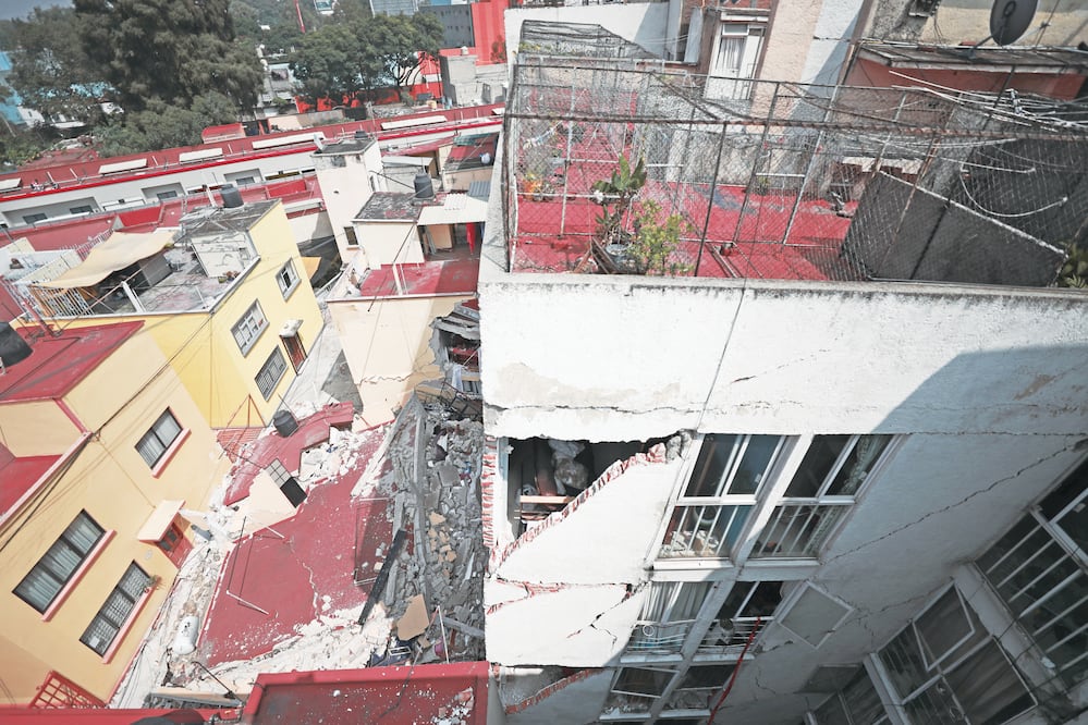 EN LA IMAGEN, ASPECTOS GENERALES DEL EDIFICIO UBICADO EN PARQUE ESCOCIA 29 EL CUAL SE VIO AFECTADO LUEGO DEL SISMO DEL 19 DE SEPTIEMBRE EN LA CIUDAD DE MEXICO. FOTO: ALEJANDRA LEYVA EL UNIVERSAL