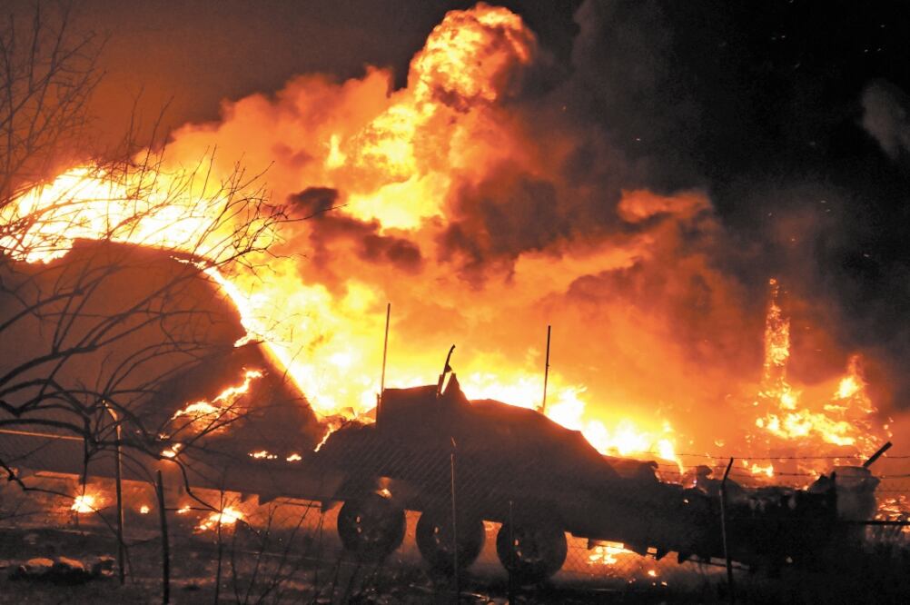 Un remolque quedó calcinado durante el incendio que se mantuvo toda la noche en Canyon Country, en el norte de Los Ángeles, California. Foto/GENE BLEVINS. REUTERS