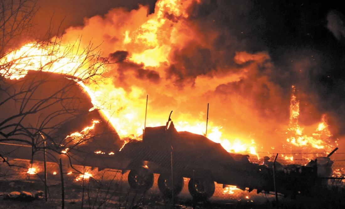 Un remolque quedó calcinado durante el incendio que se mantuvo toda la noche en Canyon Country, en el norte de Los Ángeles, California. Foto/GENE BLEVINS. REUTERS