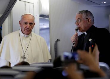 Bromas, selfies y bendiciones en vuelo del Papa a Ecuador