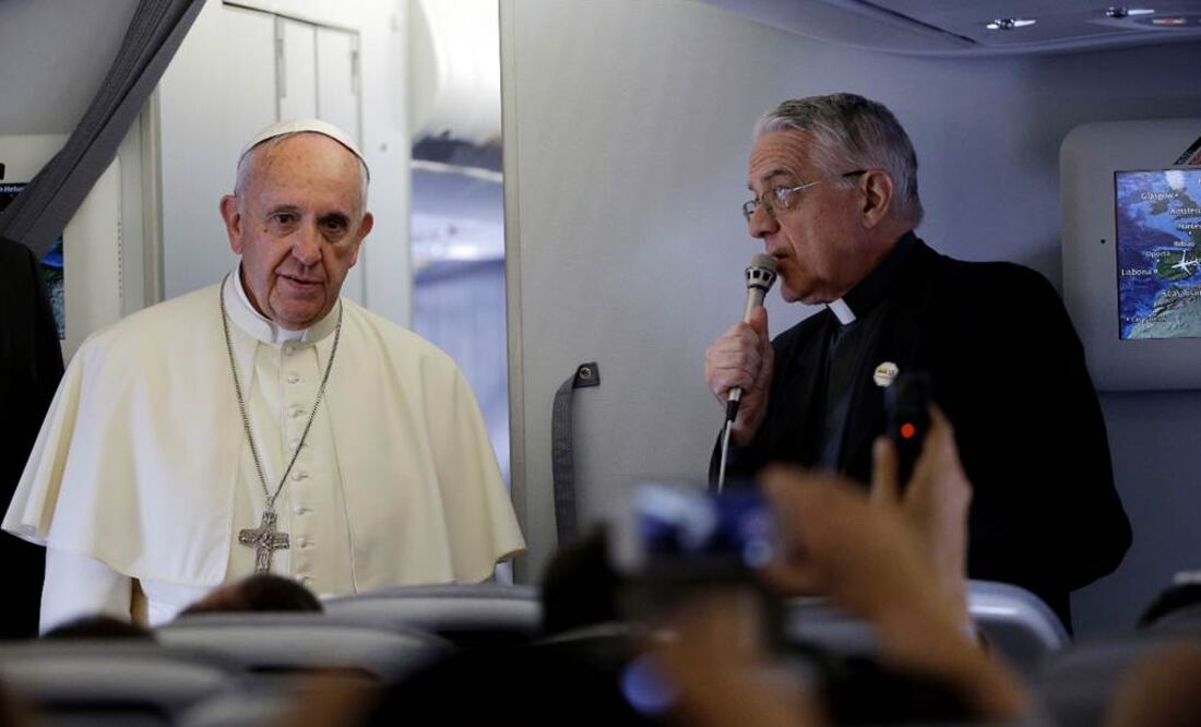 Francisco comenzó a saludar uno a uno a los periodistas por los estrechos pasillos del Airbus A330 rodeado de cámaras de televisión Foto: AP