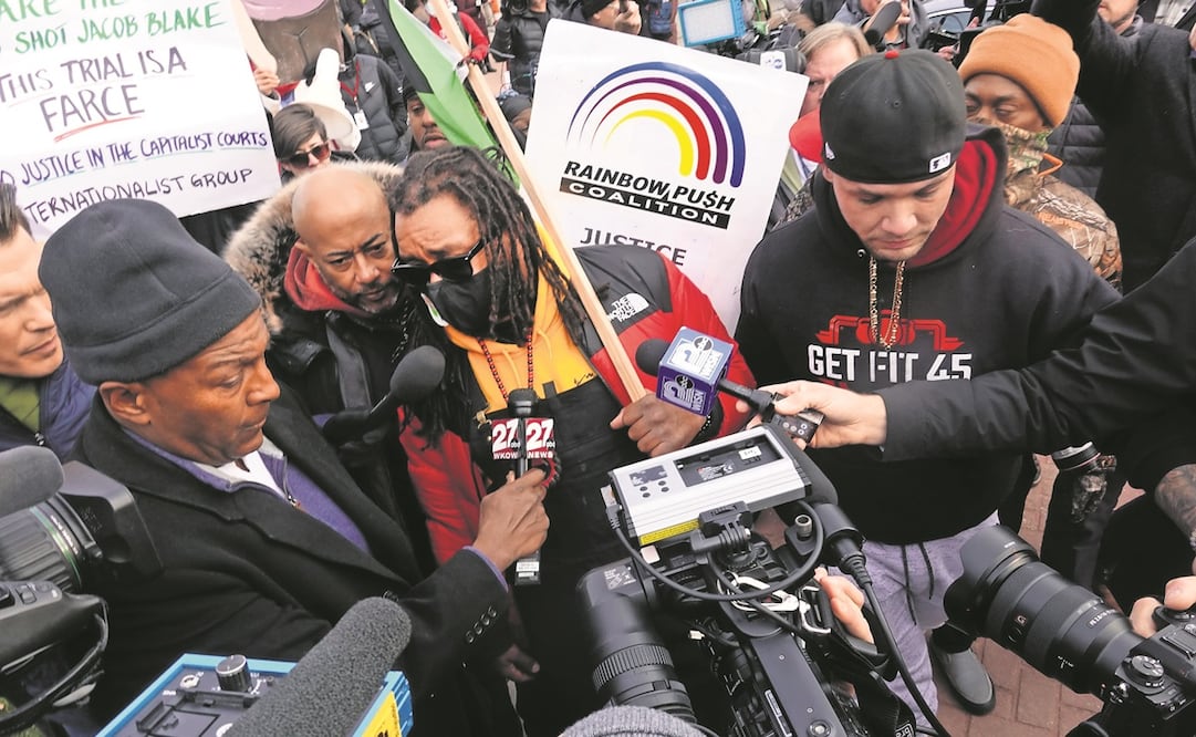 Justin Blake, familiar de Jacob Blake, tras conocer la absolución de Kyle Rittenhouse, en Kenosha. Foto: Scott Olson. AFP