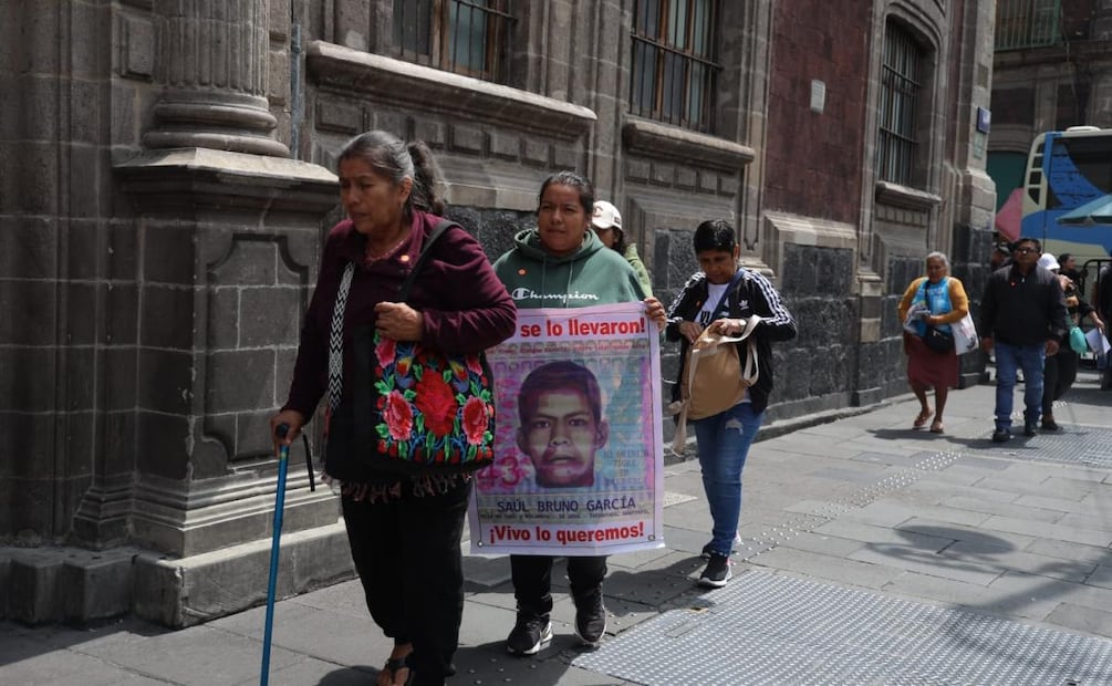 Llegan a Palacio Nacional familiares de los 43 desaparecidos (27/08/2026). Foto: Gabriel Pano / EL UNIVERSAL