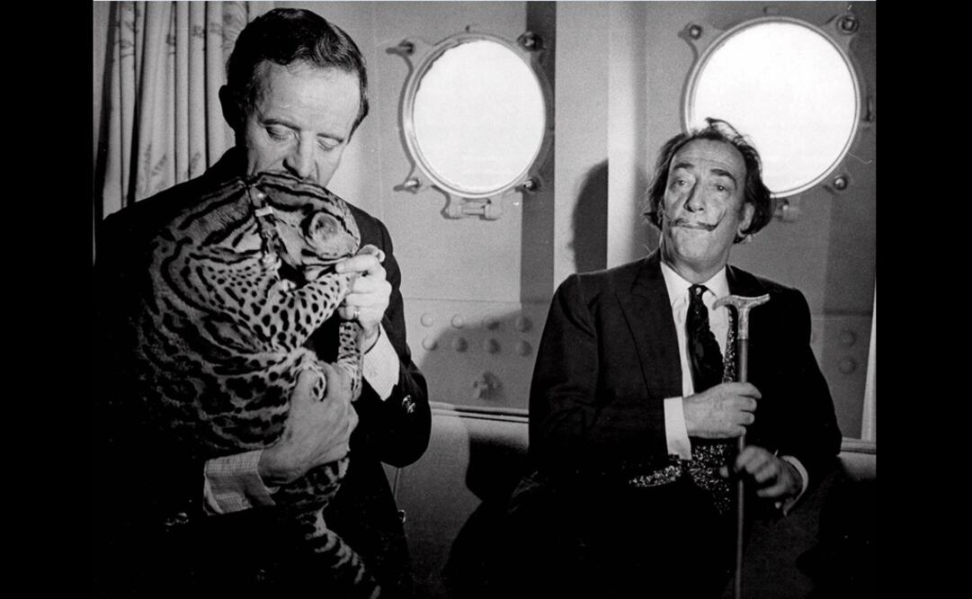 John Peter Moore (izq), ex secretario personal del pintor surrealista español Salvador Dalí (der). Foto: EFE Archivo