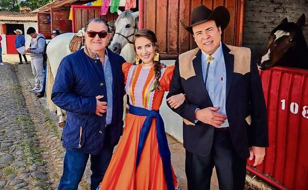 Mejía con sus protagonistas Kimberly Dos Ramos y César Évora. Foto: Instagram