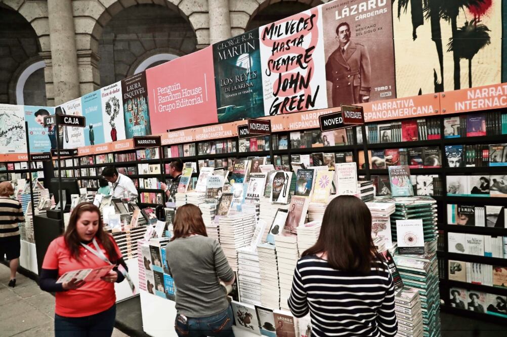 La Feria Internacional del Libro del Palacio de Minería recibe miles de visitantes, por lo que autoridades analizarían ampliar su espacio físico. (ALEJANDRA LEYVA. EL UNIVERSAL)