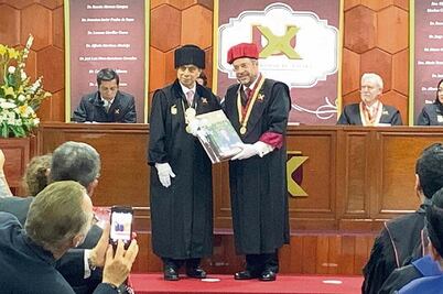 Enrique Bustamante recibe doctorado Honoris Causa