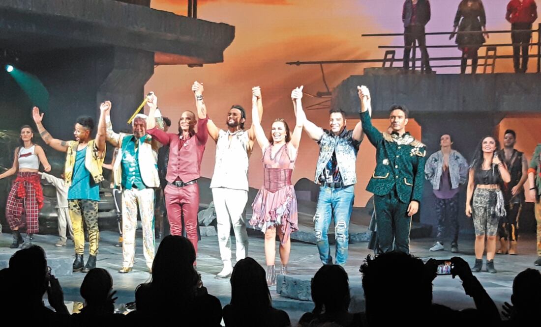 “Antes con una estrella llenábamos los teatros, ahora hay que reunir siete”, dijo la noche del estreno Alejandro Gou. Foto/SUGHEY BAÑOS. EL UNIVERSAL