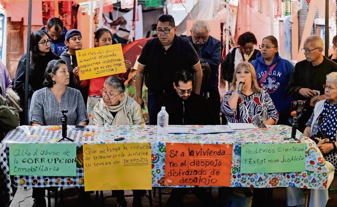 Desalojados de República de Cuba 11 convocaron a conferencia de prensa, donde apuntaron que presumen que hay una red fuerte de notarios del estado de Hidalgo, vinculada a la compraventa de predios en la Ciudad de México. Foto: Diego Simón / EL UNIVERSAL