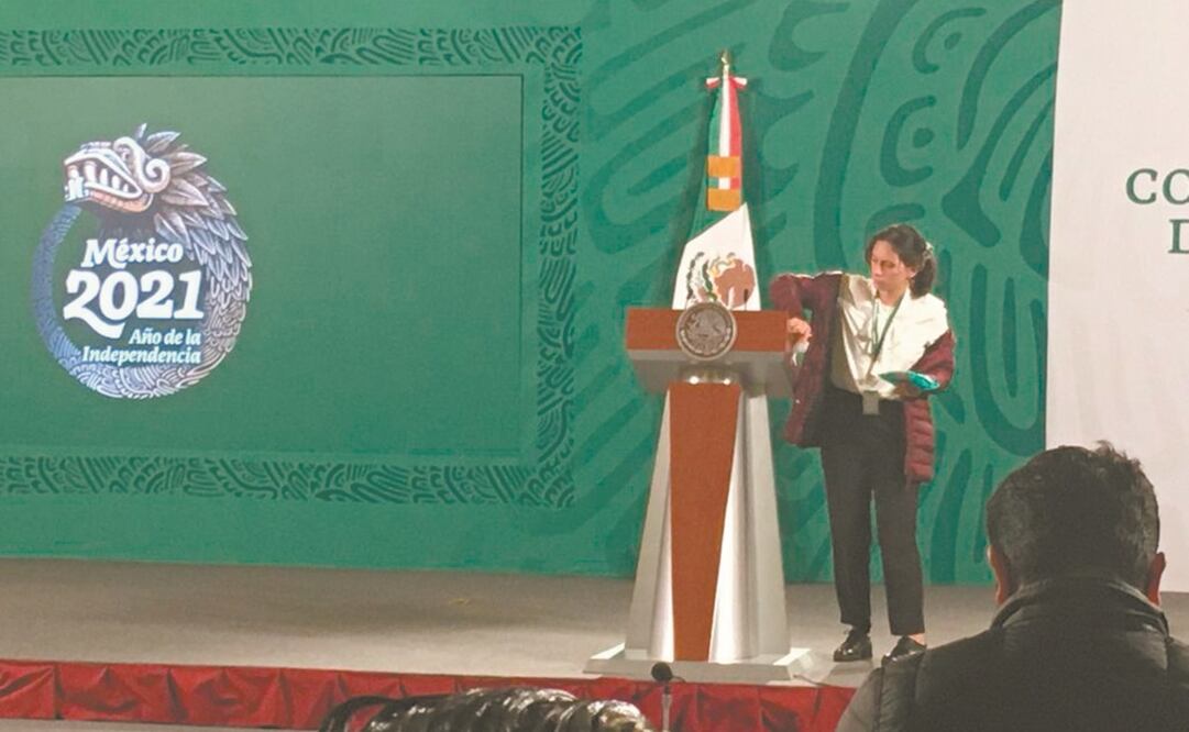 Los integrantes de la Ayudantía, además de cargar las maletas del Presidente, desinfectan el micrófono de las mañaneras. Foto: Pedro Villa y Caña/ EL UNIVERSAL.