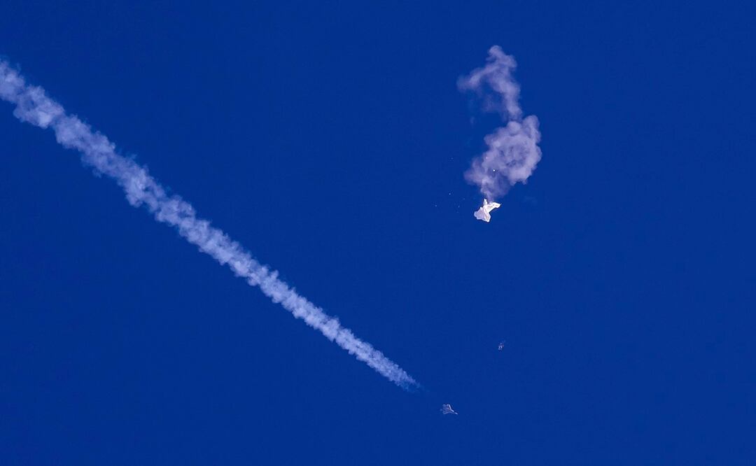 Los restos de un globo de gran tamaño sobre el Océano Atlántico, justo ante la costa de Carolina del Sur. Foto: AP 