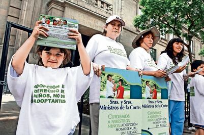 PRI debate adopción de niños por parejas gay 
