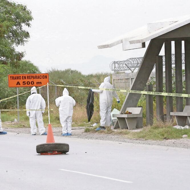 Peritos acudieron a las cercanías de tres penales en Nuevo León para analizar los restos humanos que, se presume, correspondían a un líder criminal. Foto: FOTO: EMILIO VÁSQUEZ. EL UNIVERSAL