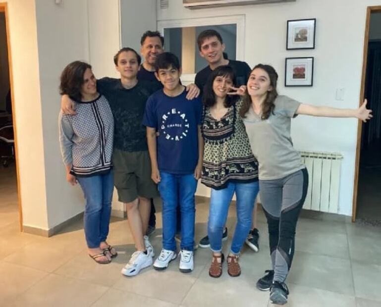 Soñaba con una familia, su video se hizo viral y ocurrió el milagro: la historia de “Tincho”