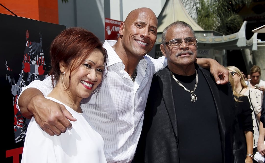 El actor Dwayne "La Roca" Johnson (C) posa con su madre Ata Johnson (izquierda) y su padre Rocky Johnson (derecha). Foto: REUTERS/Danny Moloshok, archivo