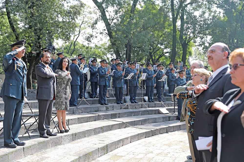 Con una escolta y banda de guerra, el gobierno de Tamaulipas reconoció a Amalia González Caballero, Manuel González Flores y Juan José de la Garza. (LUCÍA GODÍNEZ. EL UNIVERSAL)