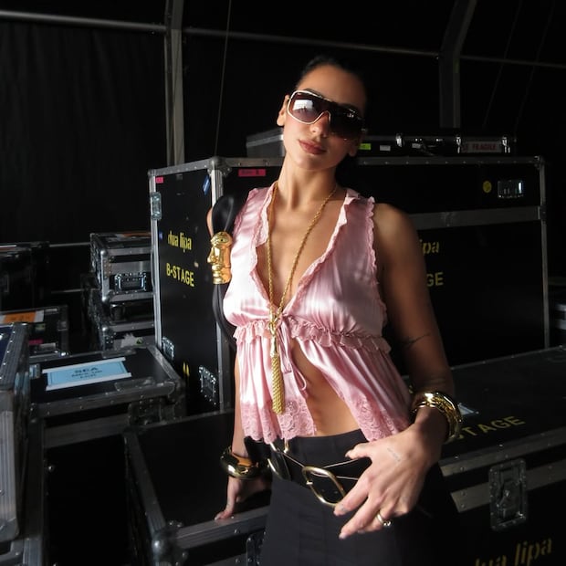 Top rosa lencero convertido en pieza statement. Foto: Instagram @dualipa