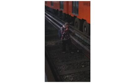 Policía auxilia a hombre de la tercera edad que cayó a las vías en Metro Juárez