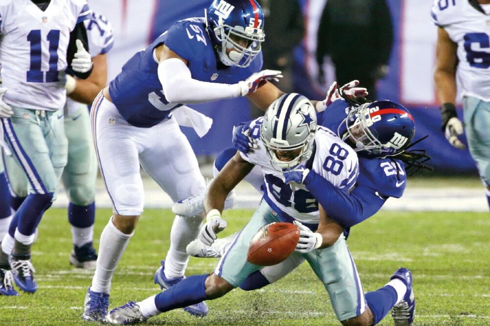 Dez Bryant (88) soltó el balón en la jugada determinante para que Dallas pudiera regresar en el partido (SETH WENIG. AP)