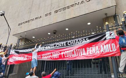 CNTE realiza cerco en Gobernación; autoridades colocan cadenas en accesos