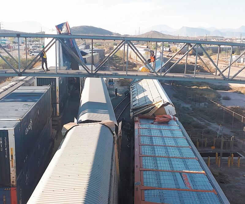 Saldo blanco. Los trenes volcados en la entrada y salida de General Motors, no hirieron a nadie. CORTESÍA PROTECCIÓN CIVIL