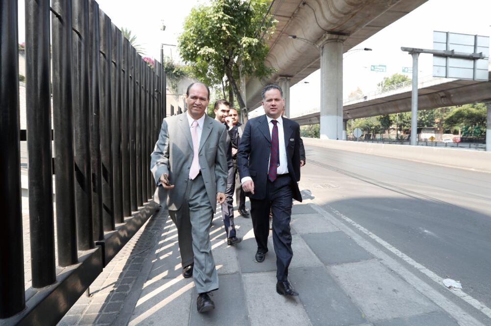 A su salida de la FEPADE, el fiscal Santiago Nieto (der.) dijo que la legisladora Eva Cadena, quien faltó a la cita que tenía ayer ante esa instancia, podría ser aprehendida si se niega a comparecer (VALENTE ROSAS. EL UNIVERSAL)