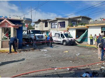 Camioneta cargada con pirotecnia explota durante fiesta patronal en Tepetlixpa; reportan un muerto y 8 heridos