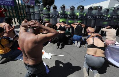 Realizan protesta pacífica frente a la Codhem; granaderos pretendían desalojarlos