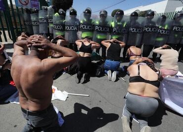Realizan protesta pacífica frente a la Codhem; granaderos pretendían desalojarlos
