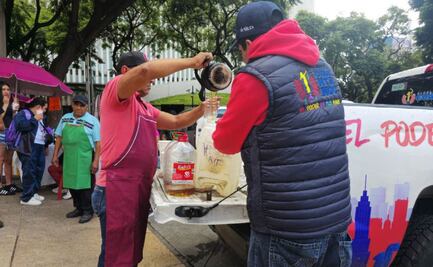 Alcaldía Cuauhtémoc coloca contenedores de captación de aceite de cocina para evitar taponamientos en coladeras